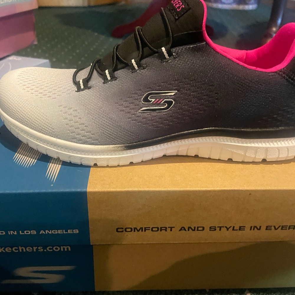 Sketchers size 8. Brand new.